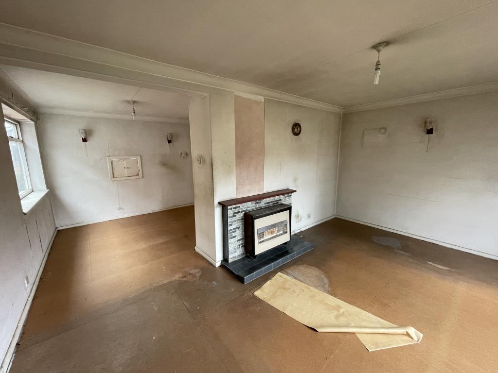 Lot: 99 - LINK-DETACHED HOUSE IN NEED OF COMPLETE RENOVATION AND REPAIR - Image of living room for property in need of refurbishment at auction